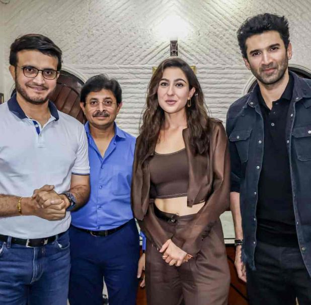 দাদা’র বাড়িতে নৈশভোজে সারা-আদিত্য! রনজি ট্রফিতে বাংলার কোচ লক্ষ্মীই!ইডেনেও বেঙ্গল প্রো টি২০ লিগে হাজির বলি তারকা আদিত্য কাপূর ও সারা আলি খান