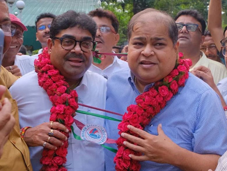 মোহনবাগানে সৃঞ্জয় বোসের নতুন সফর শুরু মালাবদলে! ঢাক-ঢোল বাজিয়ে সভাপতির দায়িত্ব নিলেন দেবাশিস দত্ত