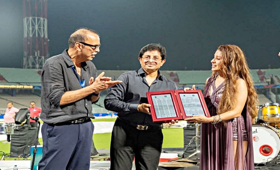 বিশ্ব চ্যাম্পিয়ানদের বিরুদ্ধে ইডেনে টেস্ট ম্যাচ, নেপথ্যে সিএবি প্রেসিডেন্ট! বেঙ্গল প্রো টোয়েন্টি সেমিফাইনাল ও ফাইনালে চমক! ইডেনে টসে থাকছেন সারা আলি খান ও আদিত্য রায় কাপুর?