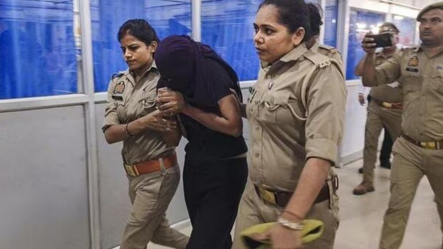 হানিমুনে স্বামী খুন! দায়ে গ্রেফতার, সোনম পুলিশকে কী বলেছিল?