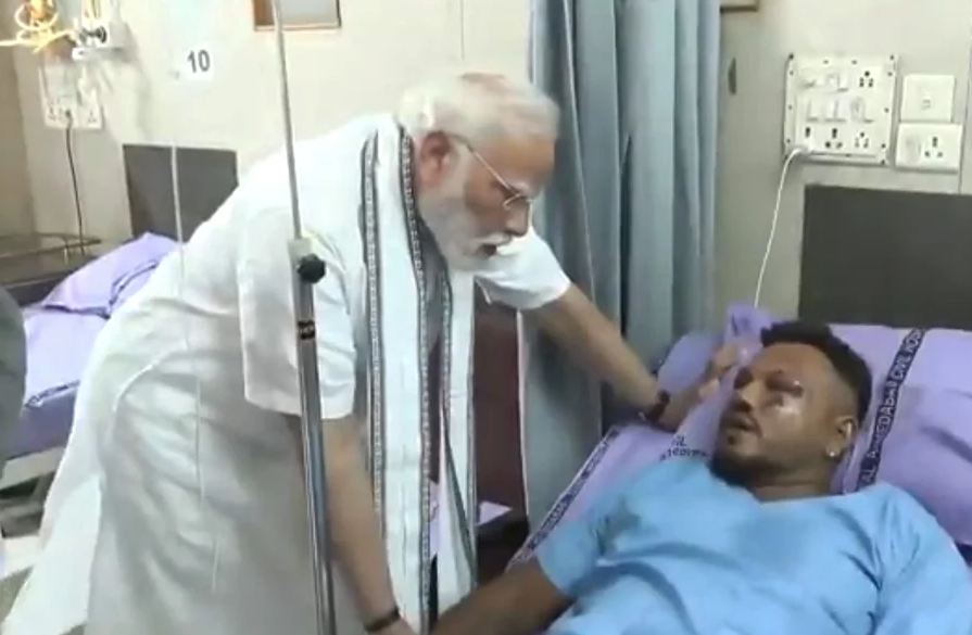 দুর্ঘটনাস্থলে প্রধানমন্ত্রী নরেন্দ্র মোদী উদ্ধারকাজ খতিয়ে দেখলেন! আহমেদাবাদে বিমান দুর্ঘটনায় মৃতের সংখ্যা তিন শতাধিক ছাড়াল?