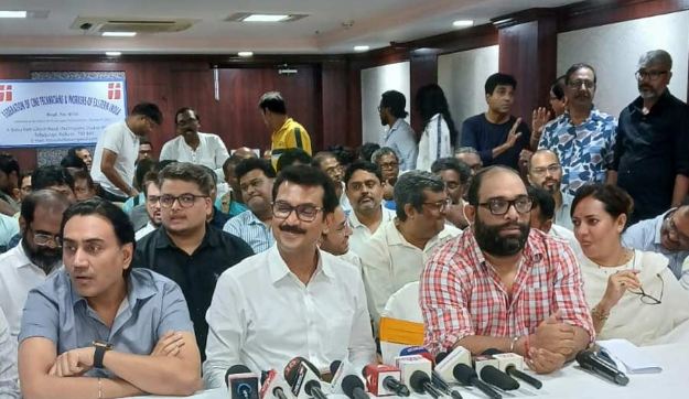 টলিপাড়ায় মেগা মিটিংয়ে একজোট প্রসঙ্গ! একসঙ্গে পথচলার অঙ্গীকার ফেডারেশন, চ্যানেল ও প্রযোজকদের