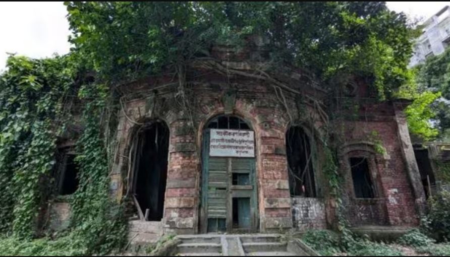 সত্যজিৎ রায়ের পূর্বপুরুষের বাড়ি ভাঙছে ইউনুস সরকার! বাংলাদেশে উপেন্দ্র কিশোর রায়চৌধুরীর ভিটে ভাঙার কাজ চলছে