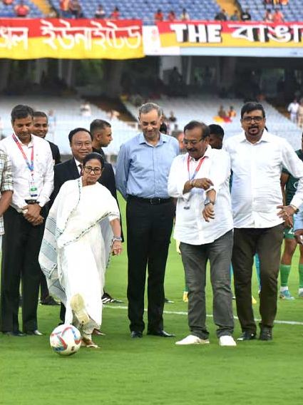 ডুরান্ড কাপের সূচনা, মুখ্যমন্ত্রীর ফুটবলে কিক! যুবভারতী ক্রীড়াঙ্গনে উদ্বোধন শতাব্দীপ্রাচীন টুর্নামেন্টের