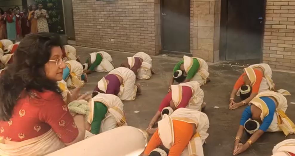 ডোনা গাঙ্গুলির দীক্ষামঞ্জরীতে গুরুপূর্ণিমা উদযাপন! শিক্ষার্থীদের উপস্থিতিতে গুরুপ্রণাম অনুষ্ঠানে শ্রদ্ধাজ্ঞাপন
