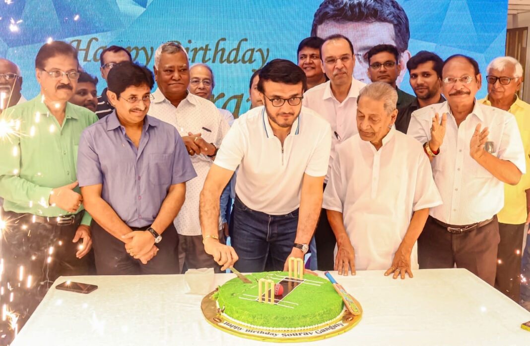 কিংবদন্তি ক্রিকেটার একাধিক কেক কাটতে কাটতে ক্লান্ত! জন্মদিনের অনেকগুলো কেক কেটেছেন সৌরভ গঙ্গোপাধ্যায়