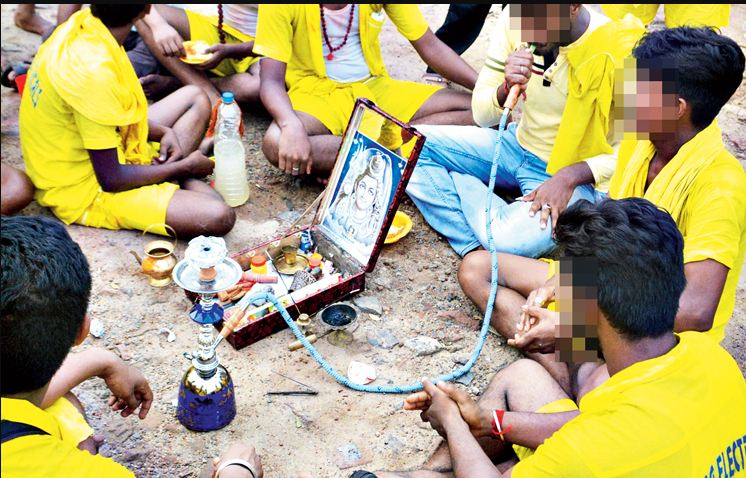 বাৎসরিক কার্নিভাল? বুক ফুলিয়ে গাঁজায় দম প্রকাশ্যে! অন্য সময়ে গাঁজায় ‘কেসের’ ভয় থাকলেও শ্রাবণে সেই ভয় নেই?