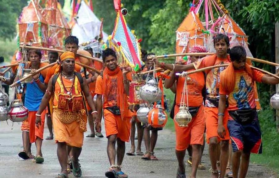 তীর্থঘাট থেকে ভক্তেরা ঘড়াভর্তি জল নিয়ে হেঁটে যান মন্দিরে! কালীঘাট, গঙ্গাসাগরের পরেই রাজ্যের প্রধান তীর্থ হুগলির তারকেশ্বর