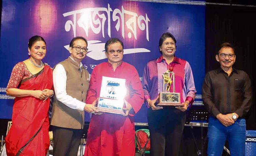 শ্রাবণ সন্ধ্যায় শিশির মঞ্চে নবজাগণ! ‘ইন্ডাস্ট্রি’ হিসেবে পথ চলা?! রুপোলি দুনিয়ায় তারকাদের ‘বন্ধুত্ব’?