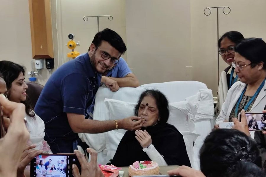 হাসপাতালে ভর্তি মহারাজের মা! সৌরভ-স্নেহাশীষের মায়ের অসুস্থতায় উদ্বিগ্ন গোটা গঙ্গোপাধ্যায় পরিবার