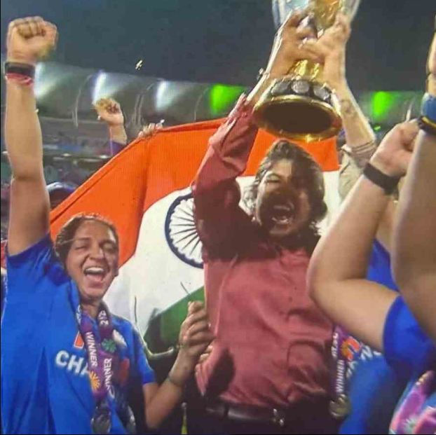 ঝুলন গোস্বামীর সঙ্গে উল্লাস করলেন বিশ্বকাপ ট্রফি হাতে! বিশ্বচ্যাম্পিয়ন হরমনপ্রীত-স্মৃতিরা ঝুলনের হাতেই ট্রফি তুলে দিলেন