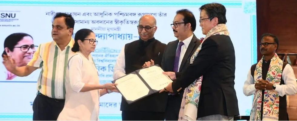 মমতা ব্যানার্জিকে ডি. লিট! মুখ্যমন্ত্রীকে জাপানের ওকায়ামা বিশ্ববিদ্যালয়ের ‘সাম্মানিক ডি. লিট’ উপাধি