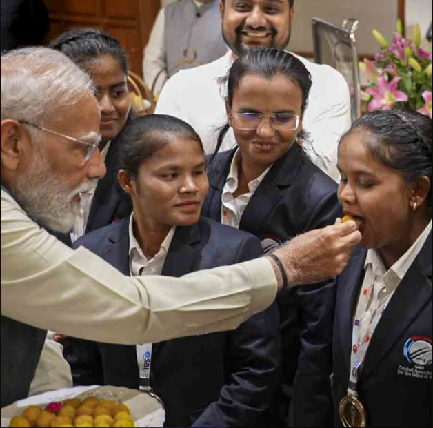 ভারতের বিশ্বজয়ী দলের সঙ্গে সাক্ষাৎ প্রধানমন্ত্রীর! দৃষ্টিহীন মহিলা ক্রিকেটারদের নিজের হাতে লাড্ডু খাওয়ালেন মোদী!