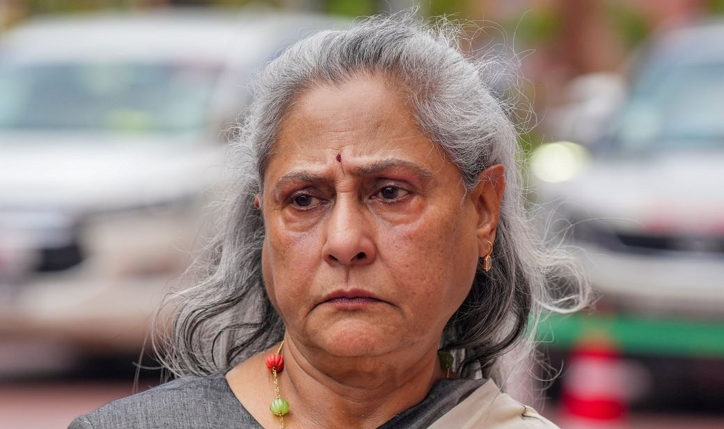 নোংরা পোশাক, হাতে মোবাইল নিয়ে এরা কারা? ওদের কি কোনও পড়াশোনা আছে? সাংবাদিক কাদের বলে আমাকে শেখাবেন না : জয়া বচ্চন