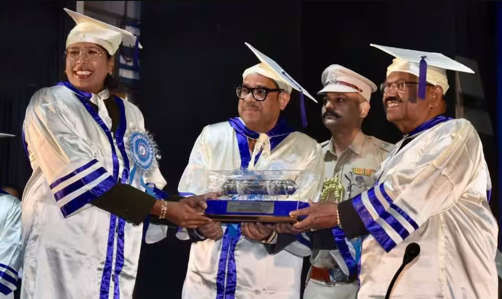 মহিলা ক্রিকেটের প্রবাদপ্রতিমকে ডক্টরেট! রাজ্যপালের হাত থেকে পেলেন স্বীকৃতি কিংবদন্তি ঝুলন গোস্বামী