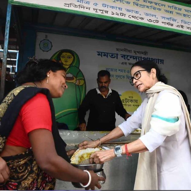 আচমকা ‘মা ক্যান্টিন’-এ হাজির মুখ্যমন্ত্রী! ভোটের আগে জনসংযোগের কৌশল হিসাবে ক্ষতে প্রলেপের চেষ্টা?