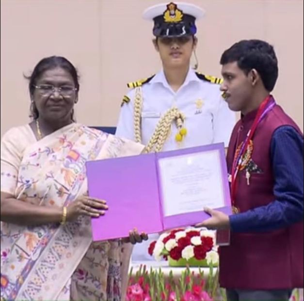 জীবনের সেরা প্রাপ্তি রাষ্ট্রপতির হাত থেকে পুরস্কার পাওয়া! বাংলার দৃষ্টিহীন দাবাড়ু যুধাজিৎ দক্ষ দাবার পাশাপাশি সেতার বাদনেও