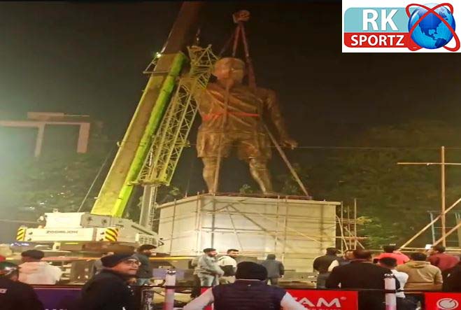 ইতিহাসের সাক্ষী হতে চলেছে তিলোত্তমা! ক্রেনের সাহায্যে মঞ্চে উঠল বিশ্বের সবচেয়ে বৃহৎ লিওনেল মেসির মূর্তি