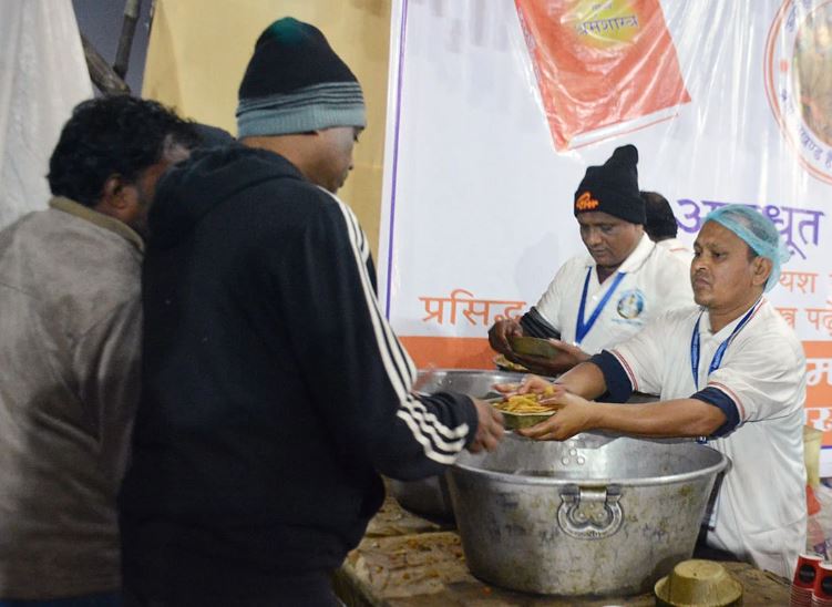 ওঁরা সমাজের মূল স্রোতে ফিরতে চান! সাধুসন্ত ও তীর্থযাত্রীদের খাবার দিতে ব্যস্ত কারাবন্দিরা