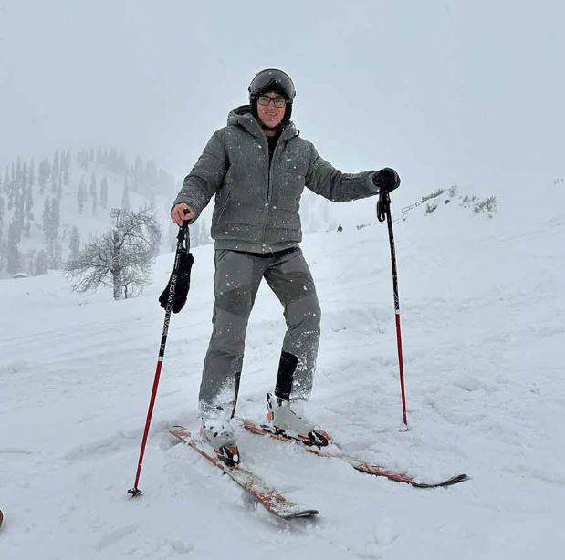 পর্যটকদের সঙ্গে স্কি করলেন মুখ্যমন্ত্রী! পহেলগাঁও-পরবর্তী কাশ্মীরে পর্যটনশিল্পে গতি আনার চেষ্টা?