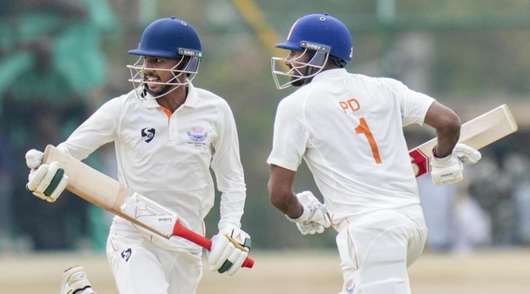 রনজি ফাইনালে জম্মু-কাশ্মীরের রান ৫০০-র গণ্ডি পার। বিপক্ষকে ‘ঢুঁসো’ জম্মু-কাশ্মীর অধিনায়কের! বোর্ডের শাস্তি পাচ্ছেন পরশ