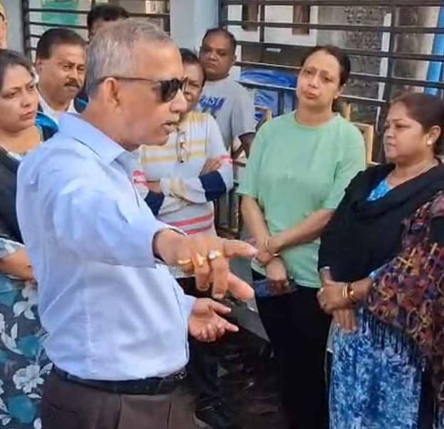 শিলিগুড়ির ভোটারের প্রশ্নে রণং দেহী তৃণমূলের গৌতম! ‘রঙিন চশমা খুলে দেখুন, গাড়িভাড়া করে উন্নয়ন দেখিয়ে আনব?’