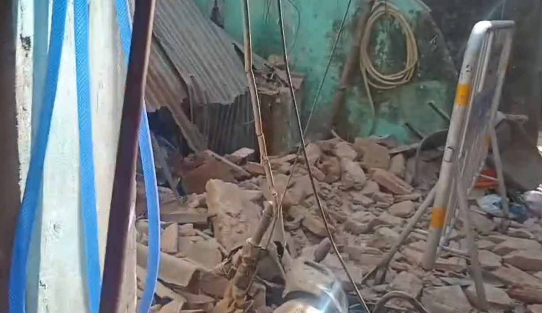 গত ২৭ ফেব্রুয়ারী কলকাতায় ভূমিকম্পের জের? দোলের সকালে পার্কস্ট্রিটে হুড়মুড়িয়ে ভেঙে পড়ল ১৫০ বছরের পুরানো বাড়ি গত ২৭ ফেব্রুয়ারী কলকাতায় ভূমিকম্পের জের? দোলের সকালে পার্কস্ট্রিটে হুড়মুড়িয়ে ভেঙে পড়ল ১৫০ বছরের পুরানো বাড়ি