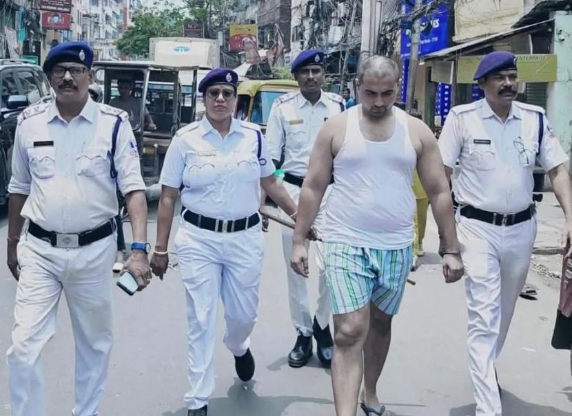 হাওড়ার ‘ডন’ আকাশকে রাস্তায় ঘোরাল পুলিশ! চেনা দাড়ি-গোঁফ গায়েব, পরনে হাফ প্যান্ট-স্যান্ডো গেঞ্জি!