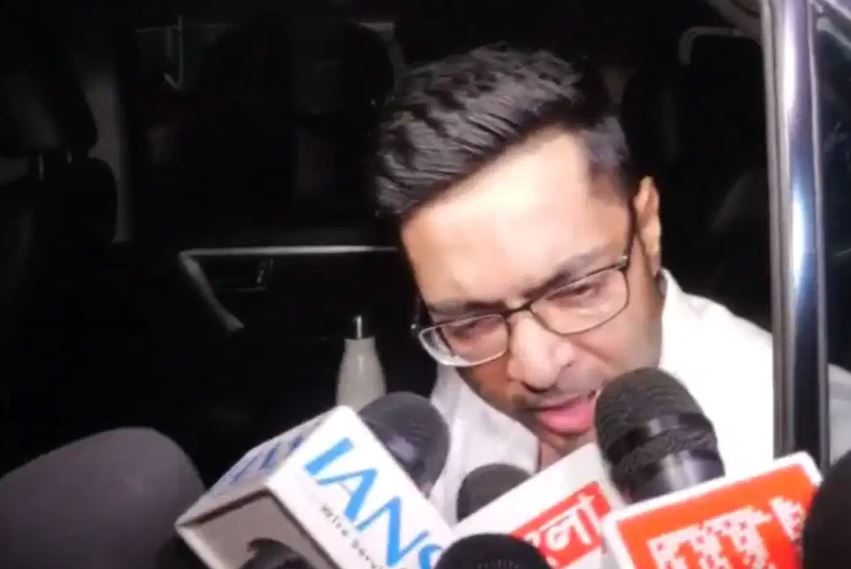 ‘আগে জিজ্ঞাসা করে আসুন’! অভিষেকের বাড়িতে নোটিস! বাড়ির অবৈধ অংশ নিয়ে প্রশ্নে মেজাজ হারালেন মমতার ‘ভাইপো’