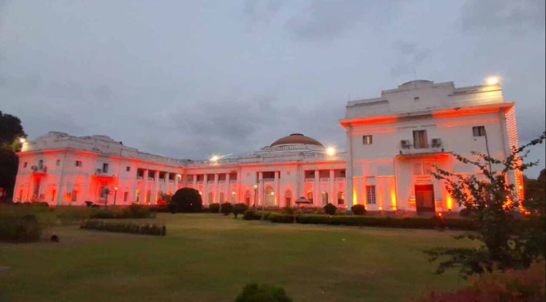 গেরুয়া আলোয় সাজানো হল বিধানসভা! কলকাতা বদলাচ্ছে রং! মহাকরণ, নবান্ন থেকে রাস্তা