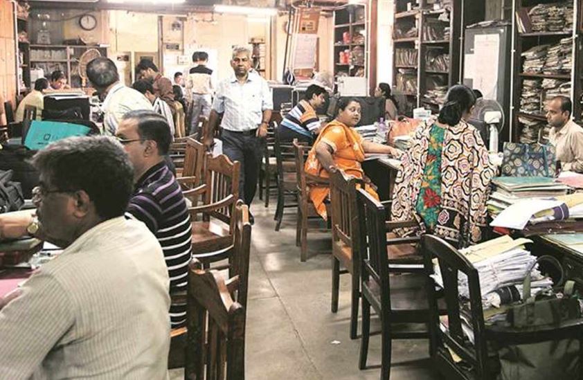 সকাল ১০টা ১৫-র মধ্যে বিভাগীয় দপ্তরে হাজিরা দিতে হবে! বিকেল ৫টা ১৫-র আগে কেউ অফিস থেকে বেরিয়ে যেতে পারবেন না