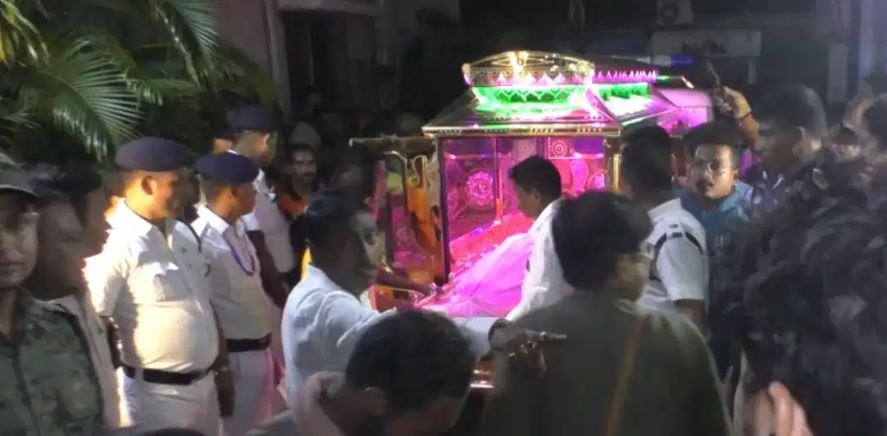 ‘তড়িঘড়ি দাহ করা হয়েছিল’, প্রমাণ লোপাটের চেষ্টা? প্রাক্তন বিধায়ক, পৌরসভার চেয়ারম্যানের গ্রেফতারি চান তিলোত্তমার বাবা
