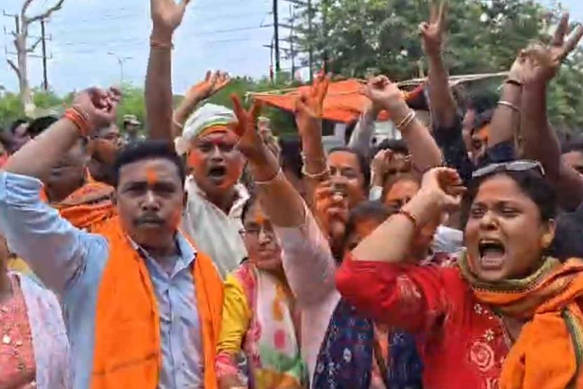 এক্সক্লুসিভ : RK NEWZ -এর সমীক্ষা মিলল! গেরুয়া ঝড়ে উড়ে গেল তৃণমূল!বাঁধভাঙা উচ্ছ্বাস পদ্মশিবিরে, গেরুয়া আবিরে আকাশ ঢাকলেন বিজেপি কর্মীরা