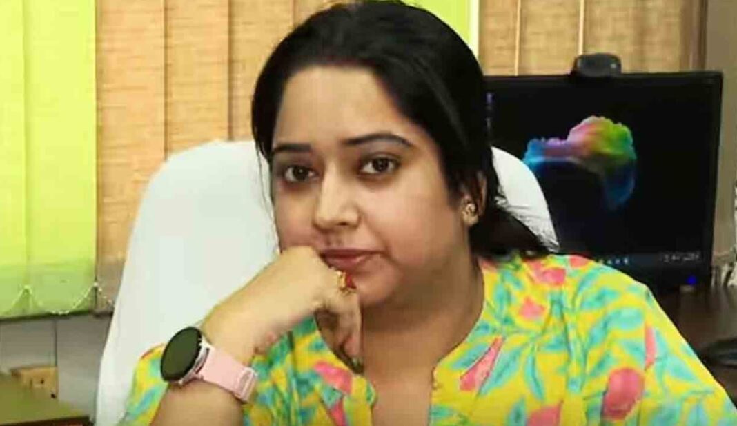 পদত্যাগে নারাজ ‘জেলখাটা’ প্রাক্তন খাদ্যমন্ত্রী জ্যোতিপ্রিয় মল্লিকের কন্যা!অবশেষে উচ্চ মাধ্যমিক শিক্ষা সংসদের সচিব পদ থেকে সরানো হল প্রিয়দর্শিনীকে