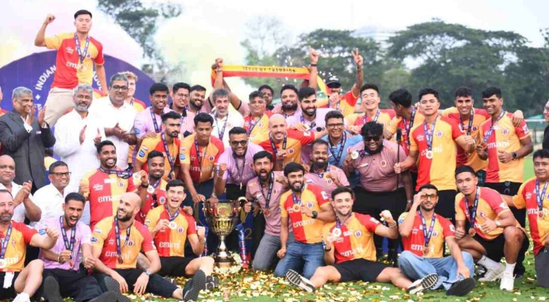 লাল হলুদ শিবিরের হাতে ট্রফি তুলে দিল সর্বভারতীয় ফুটবল ফেডারেশন!ইস্টবেঙ্গল মাঠে ট্রফি নিয়ে উৎসব ফুটবলারদের! বাঁধভাঙা উচ্ছ্বাস সমর্থকদের