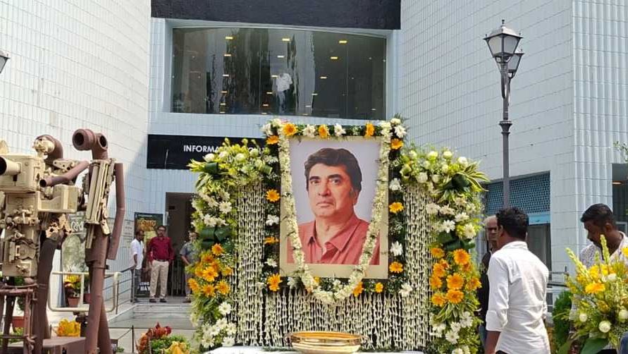 পরিচালককে শেষ শ্রদ্ধা জানাতে জনতা-তারকা এক সারিতে! নন্দনে অনীক দত্তের ছবিতে ফুলের মালা! পরিবারের সিদ্ধান্তে এনটি ওয়ান স্টুডিয়োয়