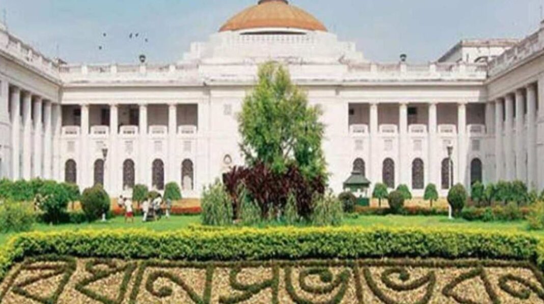 ইস্তফা না-দিলেও মমতা এখন ‘প্রাক্তন’ মুখ্যমন্ত্রী! পশ্চিমবঙ্গের বিধানসভা ভেঙে দিলেন রাজ্যপাল টিএন রবি!