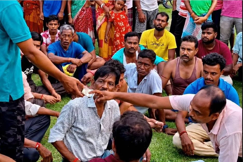 গ্রেফতারির ভয়ে ভোলবদল! ‘কাটমানি’ ফেরাচ্ছে তৃণমূল নেতাদের পরিবার!দোকান দেওয়ার নামে কোটি কোটি টাকা তোলা আদায় তৃণমূল কাউন্সিলারের!