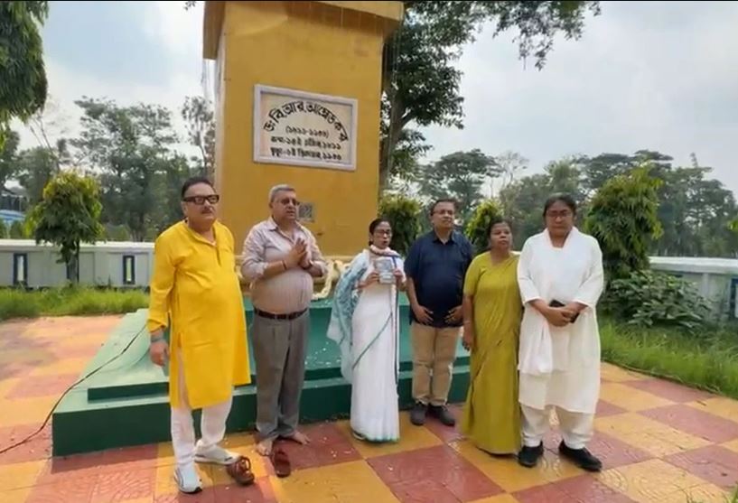 ফুটের ফুটনোট বলে দিচ্ছে তৃণমূল বিপর্যস্ত! হাতেগোনা বিধায়ক-সাংসদ নিয়ে ধর্নায় মমতা!