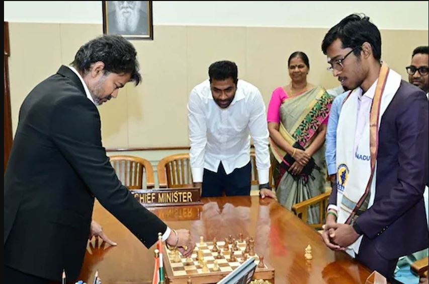 ‘জানতামই না উনি এত ভালো খেলেন’! বিজয়ের দাবার চালে মুগ্ধ চ্যাম্পিয়ন প্রজ্ঞানন্দ