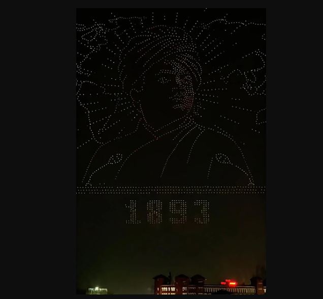 বিবেকানন্দ থেকে ভারতমাতা! কলকাতার আকাশে ড্রোনের খেলায় শুভেন্দু-মোদিও!