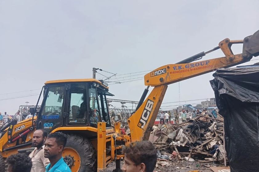 হাওড়ায় রেলের জমি জবরদখল করে বাসস্থান! টিকিয়াপাড়ায় চলল বুলডোজার, উচ্ছেদ ১২০ পরিবারকে