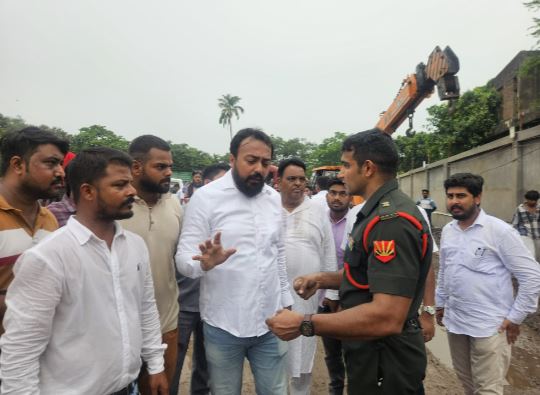 ঘটনাস্থলের মুখ থেকে ফিরে আসতে হল প্রাক্তন মেয়রকে! তারাতলার দুর্ঘটনাস্থলে পৌঁছেই বিপর্যয় নিয়ে তৃণমূলকে তোপ মন্ত্রী ইন্দ্রনীলের