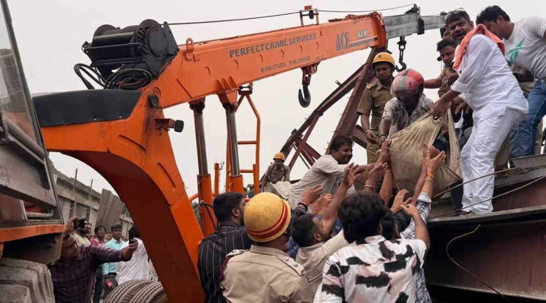 তারাতলা গোডাউন বিপর্যয়ে নিখোঁজের সংখ্যা নিয়ে ধোঁয়াশা! উদ্ধার ১৬, ভেঙে পড়া কংক্রিটের কাঠামোর নীচ থেকে নির্গত আর্তনাদ!