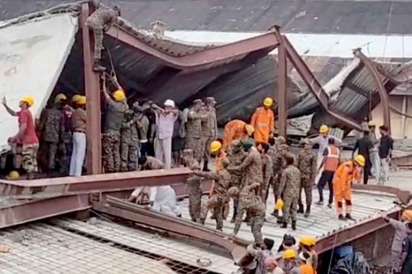 যুদ্ধকালীন তৎপরতা তারাতলায়! অত্যাধুনিক পদ্ধতি প্রয়োগে সেনার উদ্ধারকাজ