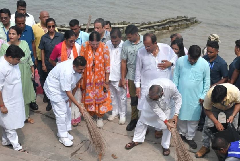 ঝাঁটা হাতে মুখ্যমন্ত্রী শুভেন্দু! নিজেই পরিষ্কার করলেন বাগবাজার গঙ্গার ঘাট