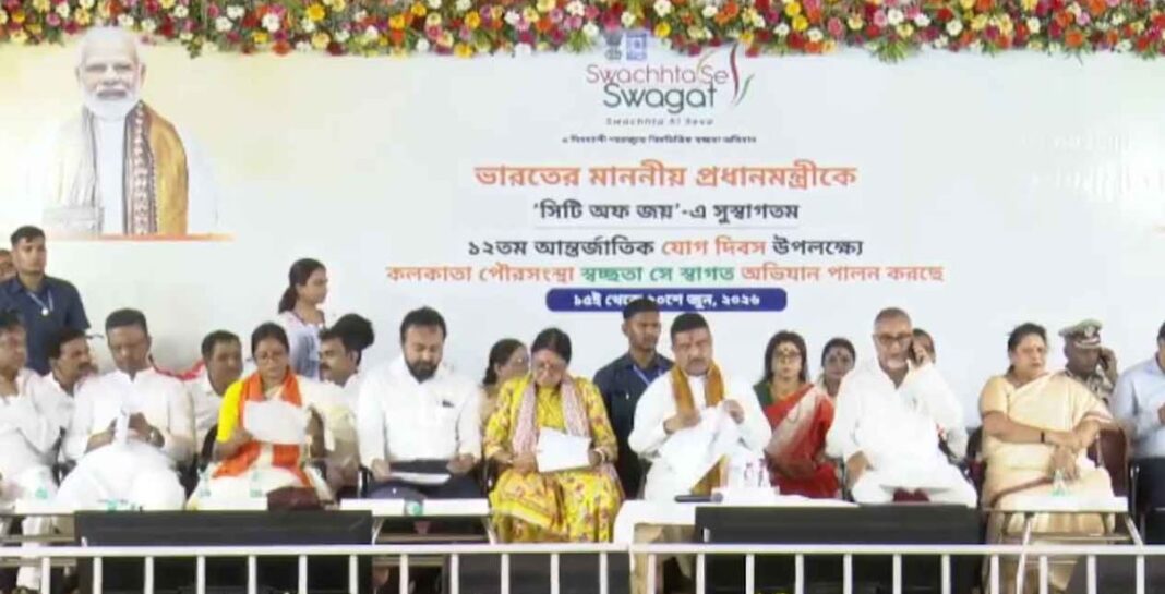ববি, মালাকে মঞ্চে স্থান দিলেন মুখ্যমন্ত্রী! মমতার ভ্রাতৃবধূ থেকে স্বরূপের স্ত্রী, শুভেন্দুকে ঘিরে হুড়োহুড়ি ছোট লালবাড়িতে!