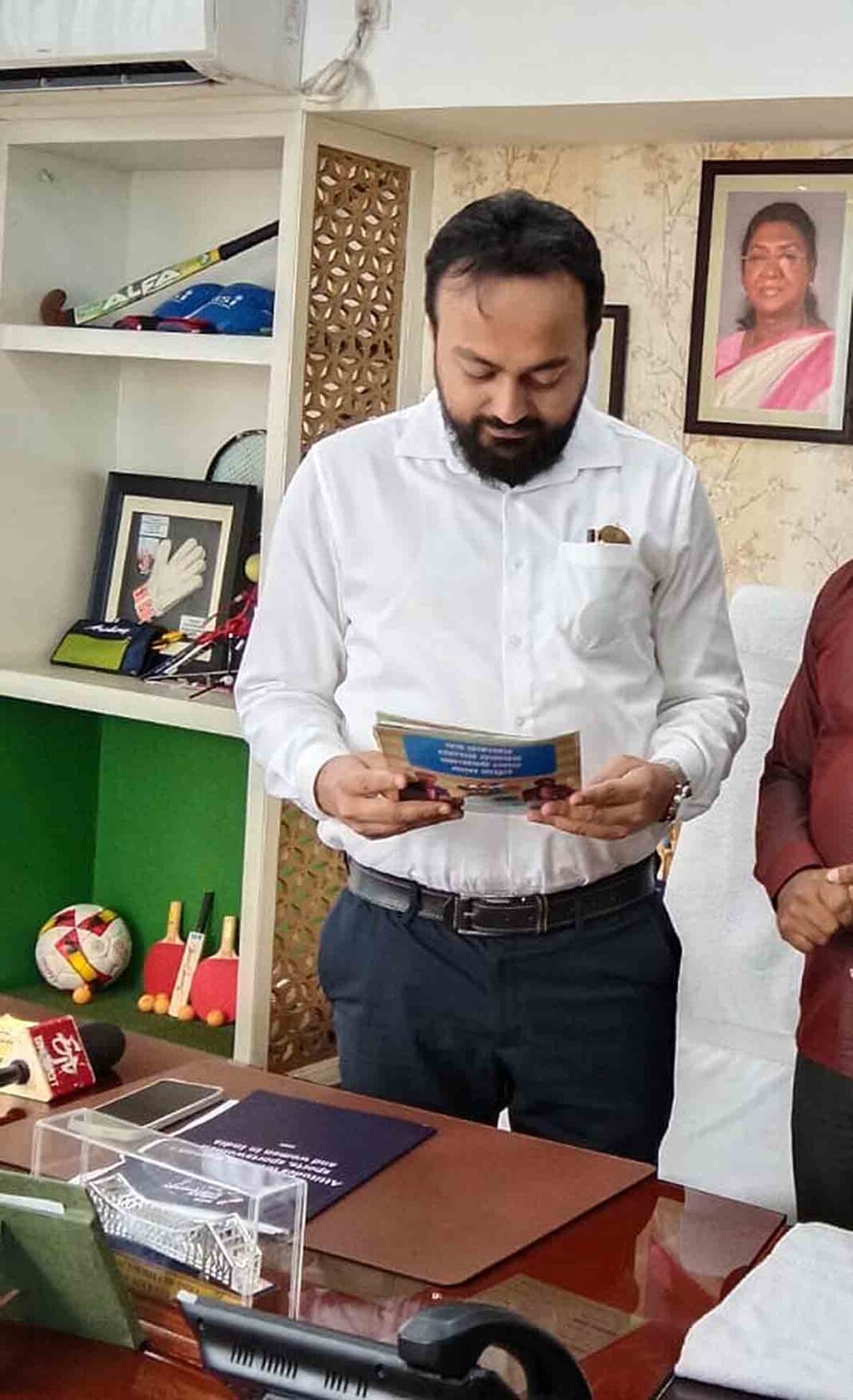 রোগী সেজে চিকিৎসক-মন্ত্রীর চেম্বারে ভিড়! চাকরি, ব্যক্তিগত সমস্যা জানাতে সুযোগকেই কাজে লাগাচ্ছেন রোগী সেজে চিকিৎসক-মন্ত্রীর চেম্বারে ভিড়! চাকরি, ব্যক্তিগত সমস্যা জানাতে সুযোগকেই কাজে লাগাচ্ছেন