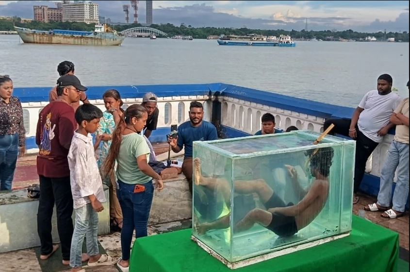 হাওড়ার সাঁতারুর ইন্ডিয়া বুক অফ রেকর্ডে নাম! ঘণ্টার পর ঘণ্টা অ্যাকোরিয়ামে ডুবে যুবক মুকেশ গুপ্তা