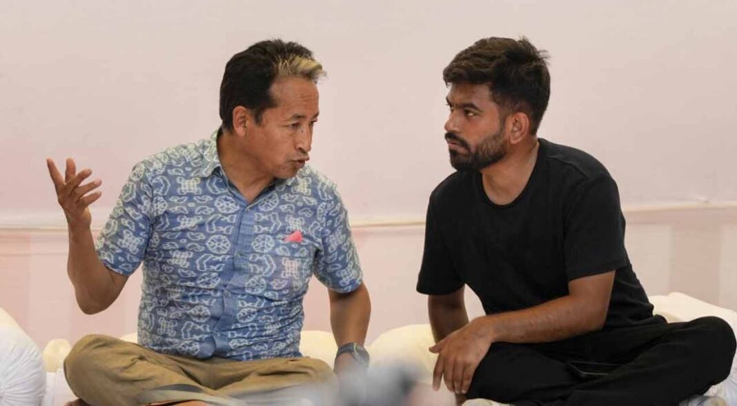 ‘আরশোলা’ এবং ‘সমাজের পরজীবী’ আতঙ্কে মোদি? দিল্লি তথা দেশ কাঁপানো ৩৬ দিনের যুদ্ধে জয়ী ‘ককরোচ’